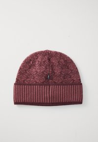 Knitted beanie in burgundy and dark pink. Features a textural pattern on top with a ribbed cuff, and a small Swedish flag accent.