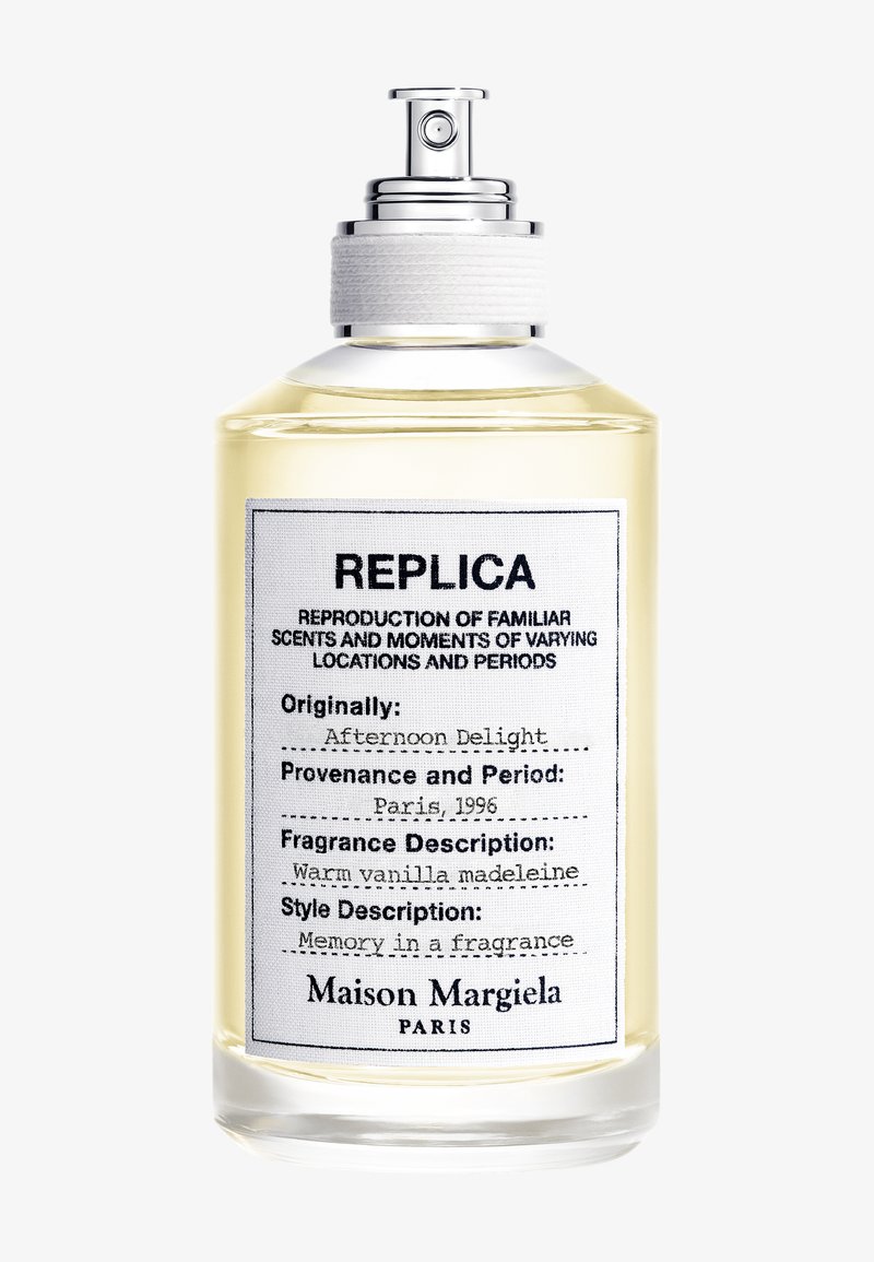 Flacon de parfum en verre transparent étiqueté Replica Afternoon Delight par Maison Margiela, avec vaporisateur argenté et liquide jaune pâle à l'intérieur.