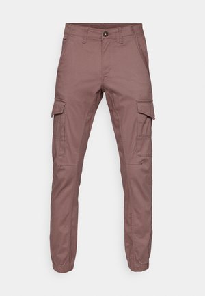 Pantalones cargo en suave tela burdeos con puños elásticos, múltiples bolsillos laterales y un diseño frontal plano, adecuados para el uso casual o actividades al aire libre.