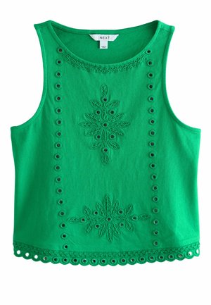 Zelený tielkový top s vyšívanými kvetinovými vzormi, dierkovanými detailmi pozdĺž prednej časti a lemu a okrúhlym výstrihom.