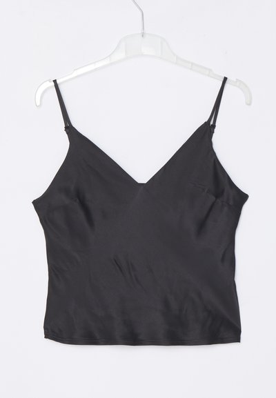 Débardeur noir sans manches en satin lisse. Il présente un décolleté en V et des bretelles ajustables. Design uni sans motifs.