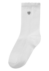 Weißer Baumwollsocken mit geripptem Bündchen, das ein kleines graues Herzmuster in der Nähe des Knöchels aufweist. Glatte Textur und durchgehendes Design.