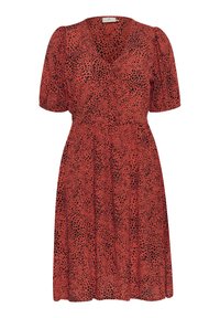 Robe rouge avec imprimé léopard noir, manches courtes à fronces, décolleté en V et taille cintrée qui se transforme en jupe évasée. Tissu lisse.