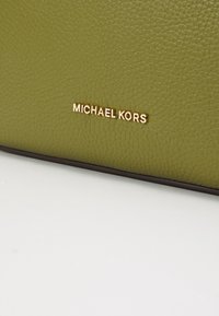 MICHAEL Michael Kors KENSINGTON XBODY - Skulderveske - smokey olive