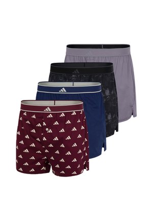 Vier Paar Herren-Boxershorts in Burgunder mit weißen Logos, uni marineblau, schwarz im Camouflagemuster und uni grau, alle mit elastischem Bund.