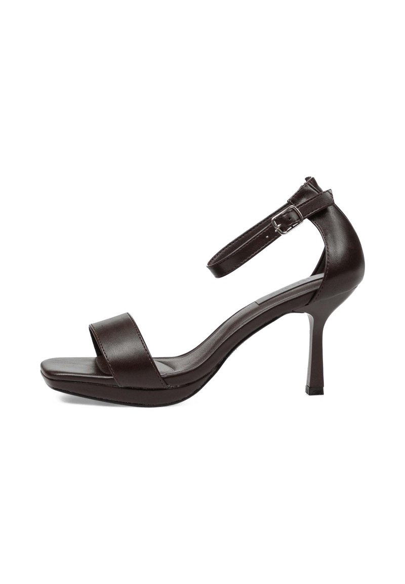 Sandalía de tacón alto de cuero marrón con punta cuadrada, una sola correa frontal, correa para el tobillo con hebilla y un elegante tacón curvado.