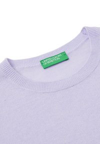 Maglione lilla con scollatura rotonda, texture a maglia fine, e un'etichetta verde "United Colors of Benetton" sulla scollatura.