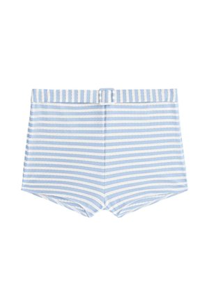 Világoskék és fehér csíkos úszónadrág hozzáillő övvel és téglalap alakú csattal, fehér háttér előtt, laposan elhelyezve.