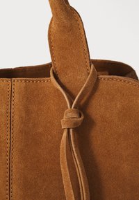 Thumbnail Image 5