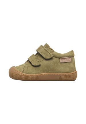 Scarpa da bambino in camoscio verde oliva con due cinturini in velcro e suola in gomma marrone, vista laterale che mostra dettagli cuciti e patch del marchio.
