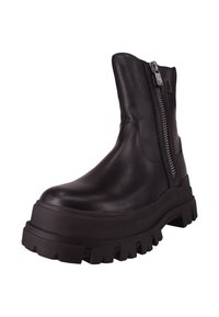 Botín negro de cuero hasta el tobillo con suela gruesa y parte superior texturizada, que presenta un cierre lateral con cremallera y un acabado suave. Diseño centrado en la durabilidad.