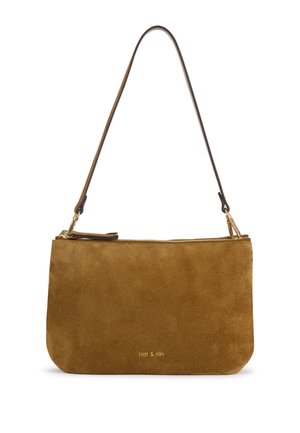 Sac à épaule en daim marron avec une lanière fine et une fermeture éclair dorée, avec un petit logo doré "nat & nin" au centre devant.