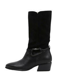 Bota de cuero negro y ante hasta la rodilla con punta afilada, tacón cuadrado y una hebilla decorativa que acentúa la correa del tobillo.
