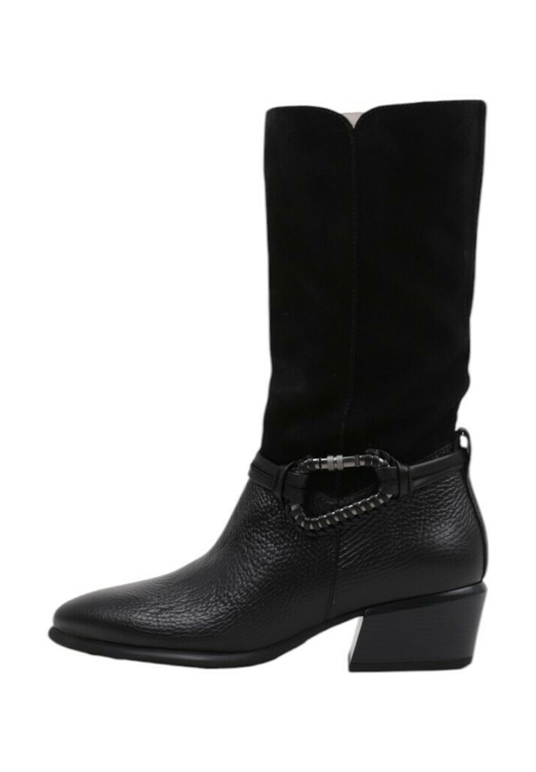 Bota de cuero negro y ante hasta la rodilla con punta afilada, tacón cuadrado y una hebilla decorativa que acentúa la correa del tobillo.