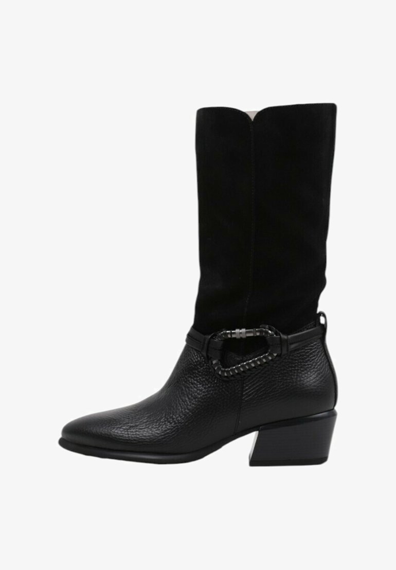 Bota de cuero negro y ante hasta la rodilla con punta afilada, tacón cuadrado y una hebilla decorativa que acentúa la correa del tobillo.