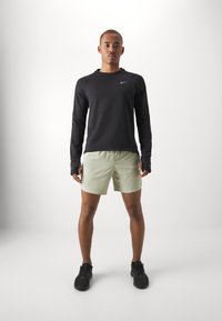 Nike Performance STRIDE - Kurze Sporthose - olive aura/dark stucco/silver