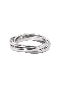 Anello a tre fasce realizzato in metallo d'argento lucido con una finitura liscia, caratterizzato da forme circolari intrecciate e un design elegante.