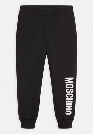 Sorte joggingbukser lavet af blødt stof, med elastisk talje og manchetter, med "MOSCHINO" trykt i hvidt på venstre ben.