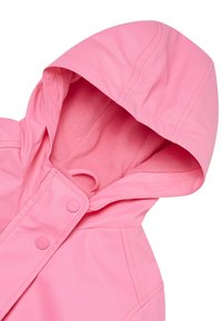 Giacca impermeabile rosa con cappuccio foderato in pile, due bottoni a pressione e una texture liscia. Progettata con dettagli di cucitura visibili.