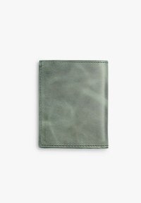 Cartera de cuero verde con textura suave, diseño de doble pliegue y costuras en contraste. Presenta bordes redondeados y una apariencia minimalista.