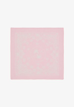 Pañuelo cuadrado rosa con patrones sutiles florales y geométricos en tonos más claros de rosa.