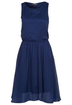 Mouwloze marineblauwe knielange jurk met een ronde halslijn en een geplooide taille, gemaakt van lichtgewicht stof.