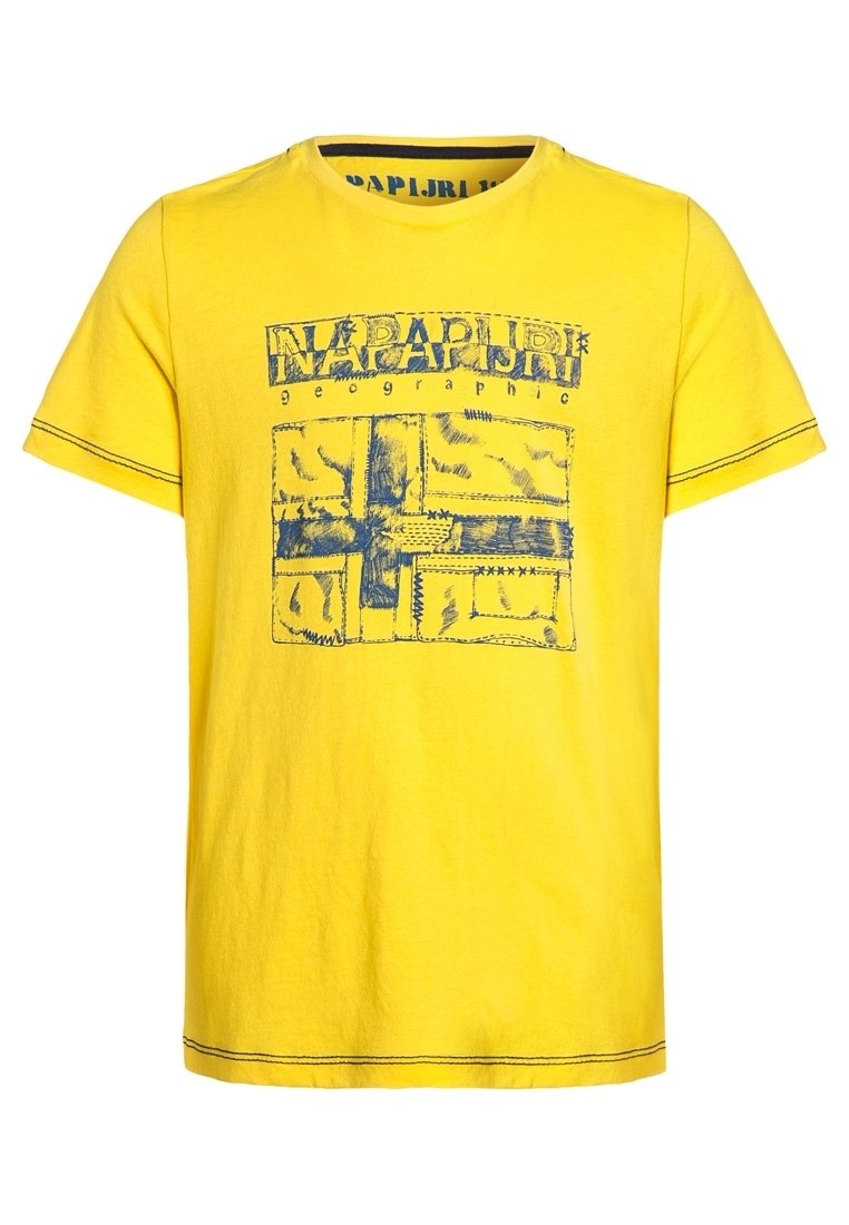 Keltainen puuvillapaita, jossa on sininen graafinen printti ja kontrastiväriset ompeleet kaula-aukossa ja helmassa. Rentouttava lyhythihainen malli.