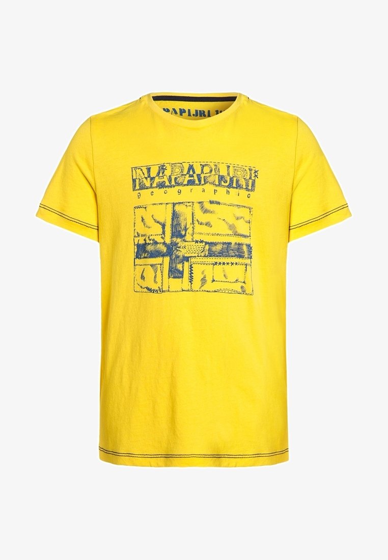 Keltainen puuvillapaita, jossa on sininen graafinen printti ja kontrastiväriset ompeleet kaula-aukossa ja helmassa. Rentouttava lyhythihainen malli.