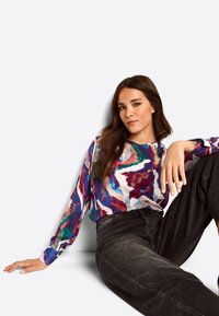 Rich & Royal MIT ABSTRAKTEM PRINT - Blouse - ruby red