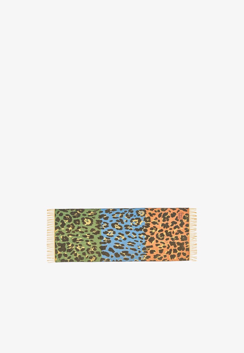 Leopardenmuster-Decke mit grünen, blauen und orangefarbenen Abschnitten, die von schwarzen Punkten durchzogen sind. Abgeschlossen mit Fransen und einem kleinen Etikett.