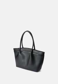 Bolso tote de cuero negro con superficie texturizada, dos asas largas y forma estructurada. Presenta un diseño minimalista y una parte superior abierta.