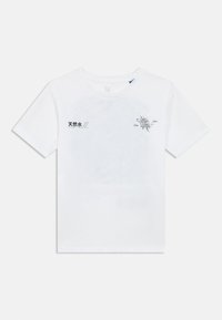 Λευκό βαμβακερό μπλουζάκι με στρογγυλή λαιμόκοψη, κοντά μανίκια και ένα μικρό μαύρο γραφικό που περιλαμβάνει κείμενο και απεικόνιση στο μπροστινό μέρος.