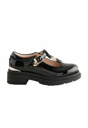 Čierne lakované kožené topánky typu Mary Jane s hrubou gumovou podrážkou, nastaviteľným prackovým remienkom a detailmi z latkovaného kovu v zlatej farbe.