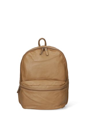 Zaino in pelle tan dalla forma arrotondata, con una tasca frontale con zip, due zip superiori e una maniglia per un facile trasporto.