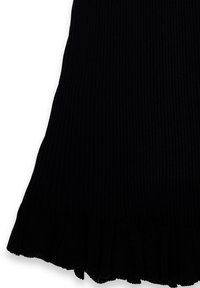 Jupe en tricot noir côtelé avec un ourlet évasé. Présente des détails texturés et une finition lisse. Tissu extensible pour le confort et l'ajustement.