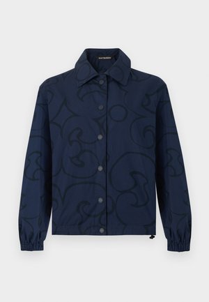 Veste boutonnée bleu marine avec des motifs abstraits tourbillonnants sombres subtils, manches longues, poignets élastiques et col pointu.