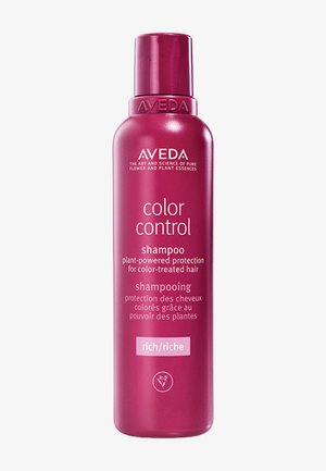 Bottiglia di shampoo ricco Aveda Color Control per la protezione del colore trattato, alimentata da ingredienti vegetali, di colore rosa-viola con testo bianco.