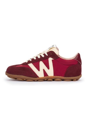 Zapatilla deportiva de corte bajo en tonos marrón oscuro y rojo con logo "W" beige, cordones beige y suela de goma, mostrada desde el lado derecho sobre fondo blanco.