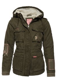 Olijfgroene parka met een met bont gevoerde capuchon, meerdere zakken aan de voorkant en geborduurde accenten in roze en wit op de mouwen. Waterdicht materiaal.