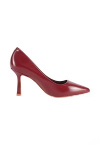 Décolleté in pelle bordeaux con punta affusolata e tacco a stiletto sottile. Texture liscia e dettagli minimi.