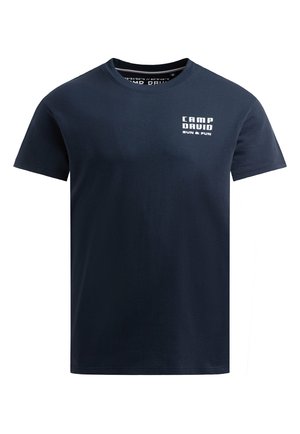 Marineblaue kurzärmelige T-Shirt mit weißem Text "CAMP DAVID SUN & FUN" auf der linken Brust und einem runden Ausschnitt.