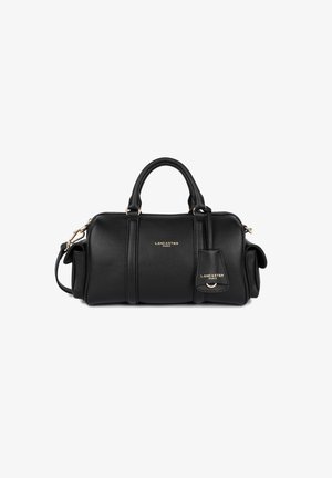 Borsa a mano in pelle nera con forma arrotondata, due manici corti, dettagli in hardware dorato e un'etichetta removibile con testo impresso.