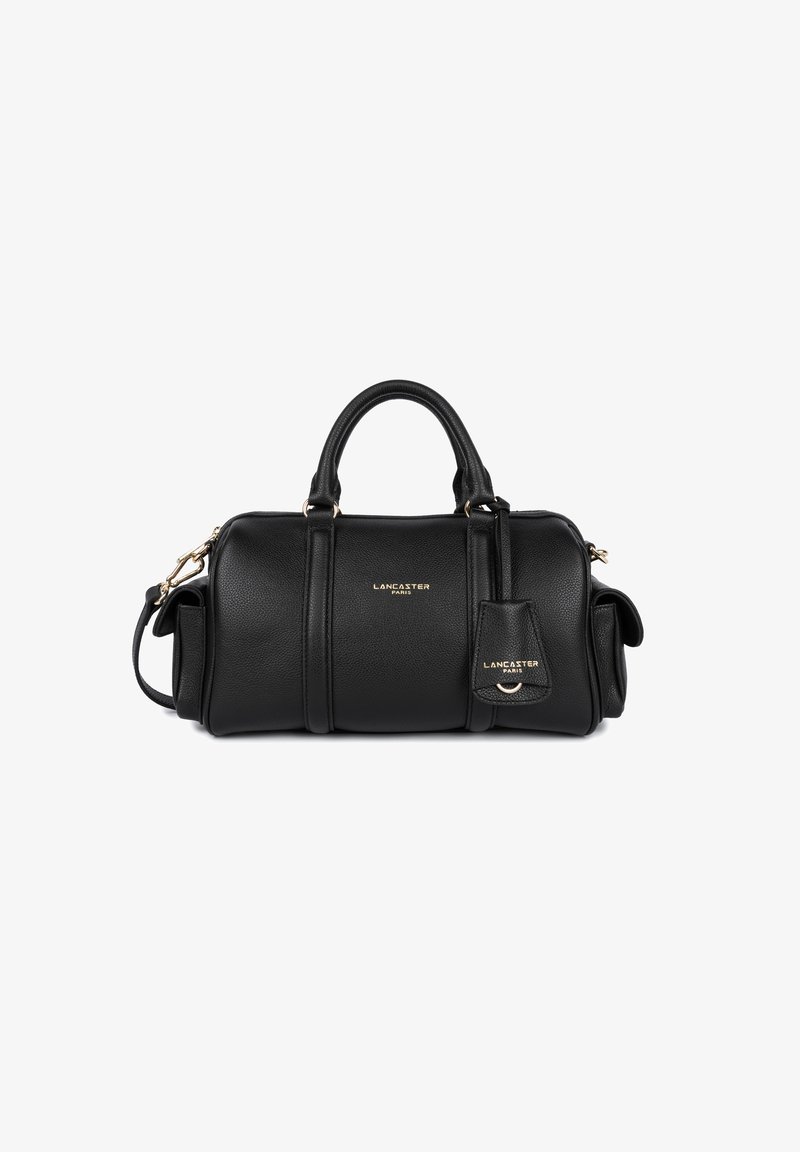 Borsa a mano in pelle nera con forma arrotondata, due manici corti, dettagli in hardware dorato e un'etichetta removibile con testo impresso.