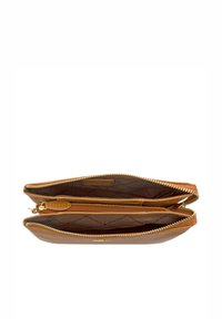 Portafoglio in pelle marrone con due scomparti, esterno testurizzato, hardware dorato e chiusura a zip. Interno foderato con un motivo logo sottile.