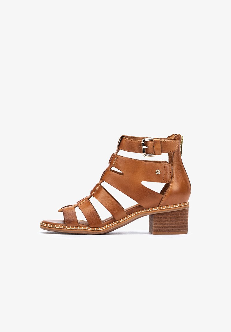 Brune læderhæl sandal med åben tå, flere stropper, sidespænde lukning, tekstureret blokhæl og kontrastsyning detaljer.