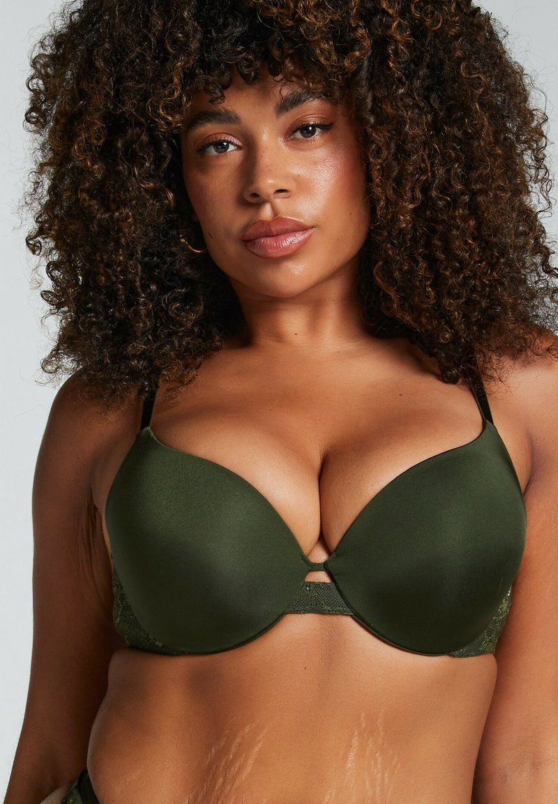Olijfgroene bh met gladde, gepaadiseerde cups, kantafwerking op de band en een uitsnijding in het midden. Inclusief verstelbare bandjes.