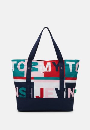 Sac fourre-tout avec anses bleu marine, motif color block en rouge, sarcelle, blanc et rose, avec grand texte en gras et logo Tommy Jeans.