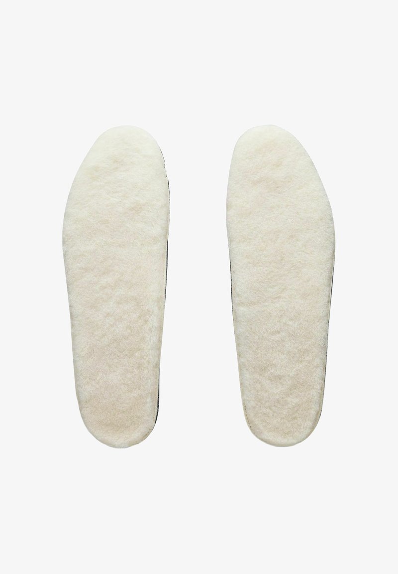 Semelles intérieures en feutre de couleur crème, présentant une texture douce et des bords lisses, conçues pour offrir confort et chaleur à l'intérieur des chaussures.