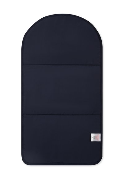 Tapis rembourré bleu marine avec un dessus arqué et une texture matelassée. Présente une petite étiquette d'entretien près du coin inférieur droit.