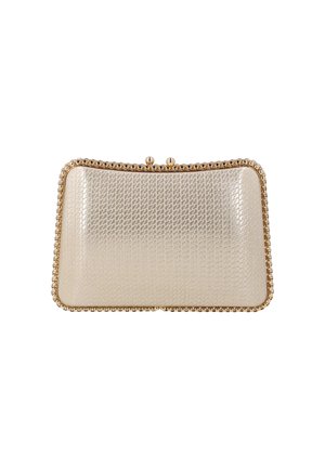 Pieni beige clutch-laukku, jossa on teksturoitu pinta ja kullanvärinen metallinen kehys ja lukko.
